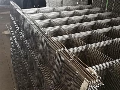 鋼絲焊接網(wǎng)片以鋼絲為原料，經(jīng)過專業(yè)設(shè)備加工成網(wǎng)狀